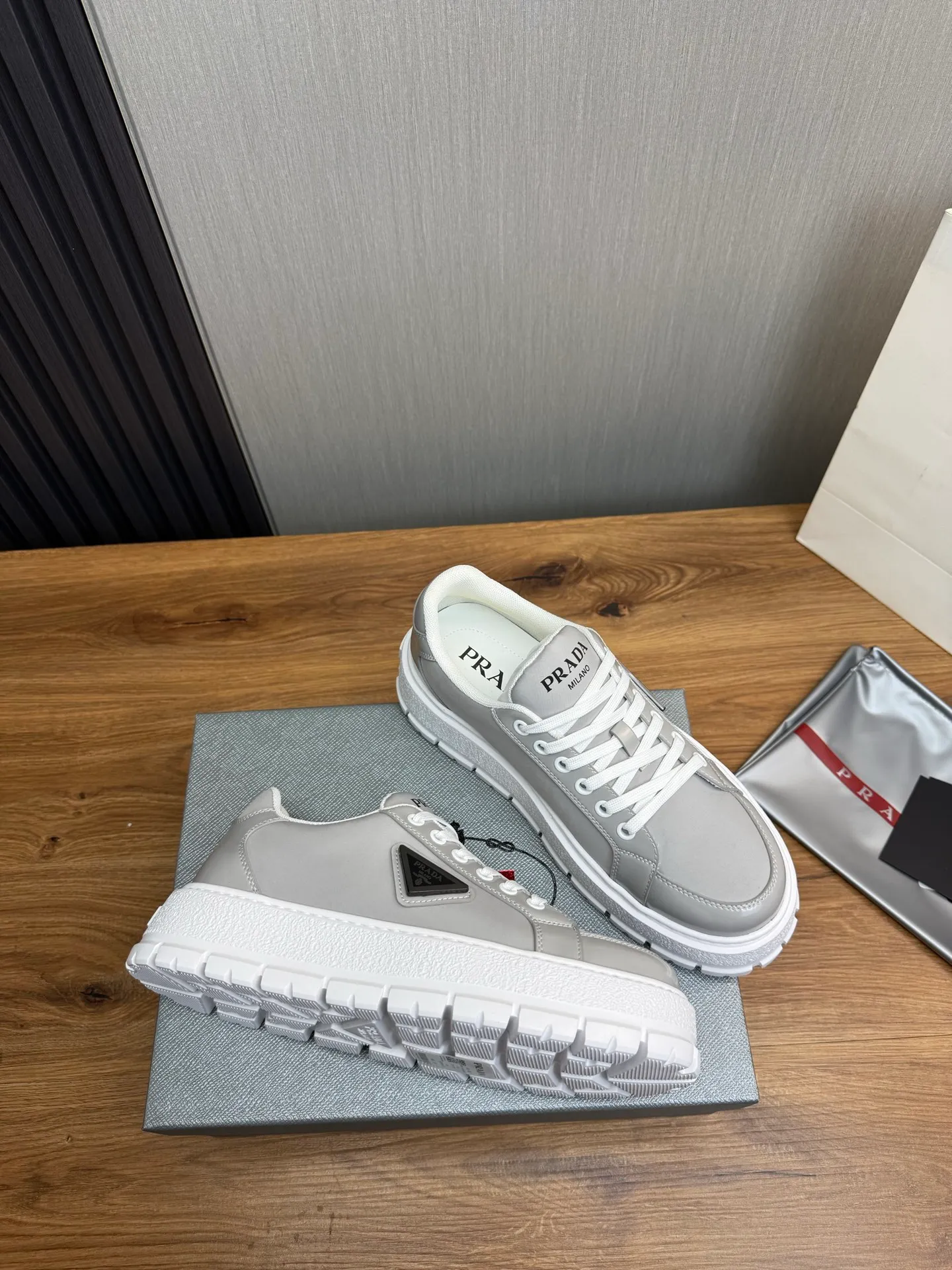 Men's shoes 💰580💰 [PRADA] Autumn and winter hot men's shoes shipped 👏Official website synchronized ⬆️Original fly-woven cowhide fabric + cowhide lining, 1⃣️:1⃣️reproduction, original sole, 38-45 (45. Customized, non-refundable)